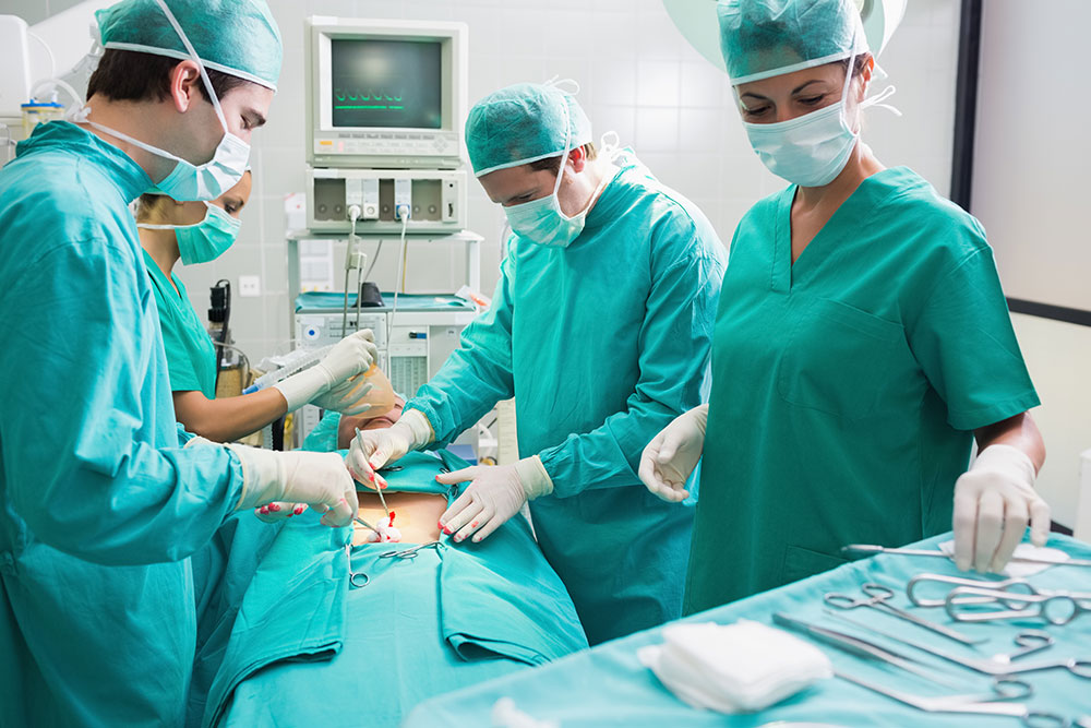 Медсестра держит хирургический инструмент
