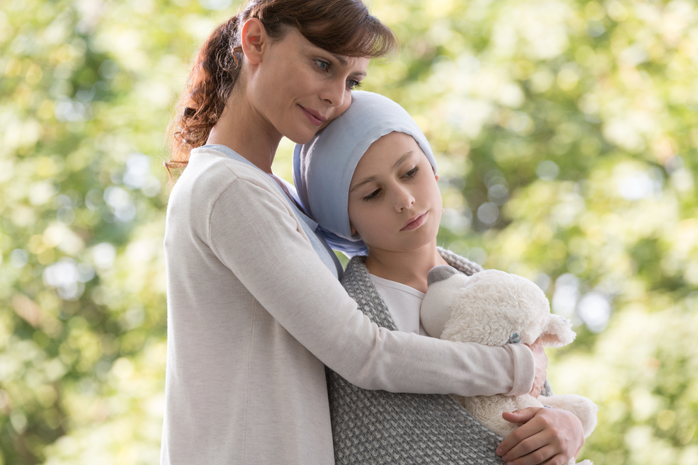 Мать обнимает грустную дочь с раком